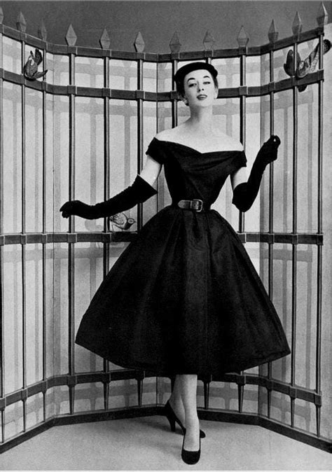 dior slim dress to the knees 1950|dior's new look 1950.